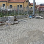 Il parcheggio in via Turì, ancora ingombro di materiali.