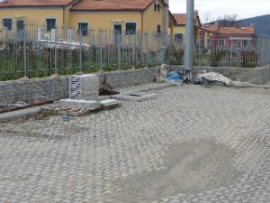 Il parcheggio in via Turì, ancora ingombro di materiali.