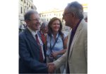 Settis a Sarzana stringe la mani al presidente del comitato, Ruocco (cliccare per ingrandire)