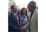 Settis a Sarzana stringe la mani al presidente del comitato, Ruocco (cliccare per ingrandire)