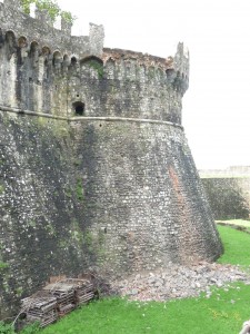 Le macerie del crollo dell'8 novembre 2008 sono ancora lì, così lo squarcio