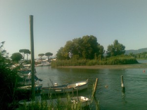 Un tratto del fiume tra naturale bellezza e antropizzazione