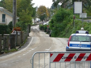 Inaccessibile la strada che porta a Bocca di Magra. I sacchi di sabbia non hanno retto.