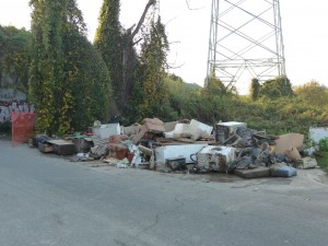 P1050776 Le discariche improvvisate (qui a Battifollo) attestano le conseguenze dell'ondata di piena nella parte bassa del Magra
