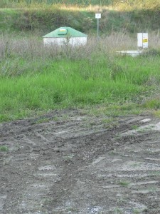 P1050790 Anche la zona dei pozzi dell'Acam a Battifollo sono finiti sotto il fango. L'erogazione dell'acqua è stata sospesa per una notte. Dai rubinetti è uscito liquido marrone acqua