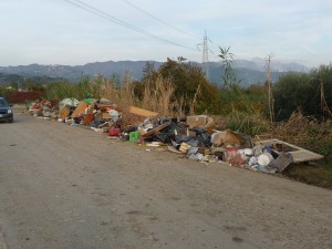 Da Santo Stefano a Bocca di Magra le strade sono disseminate di masserizie (qui nella zona di Battirello)