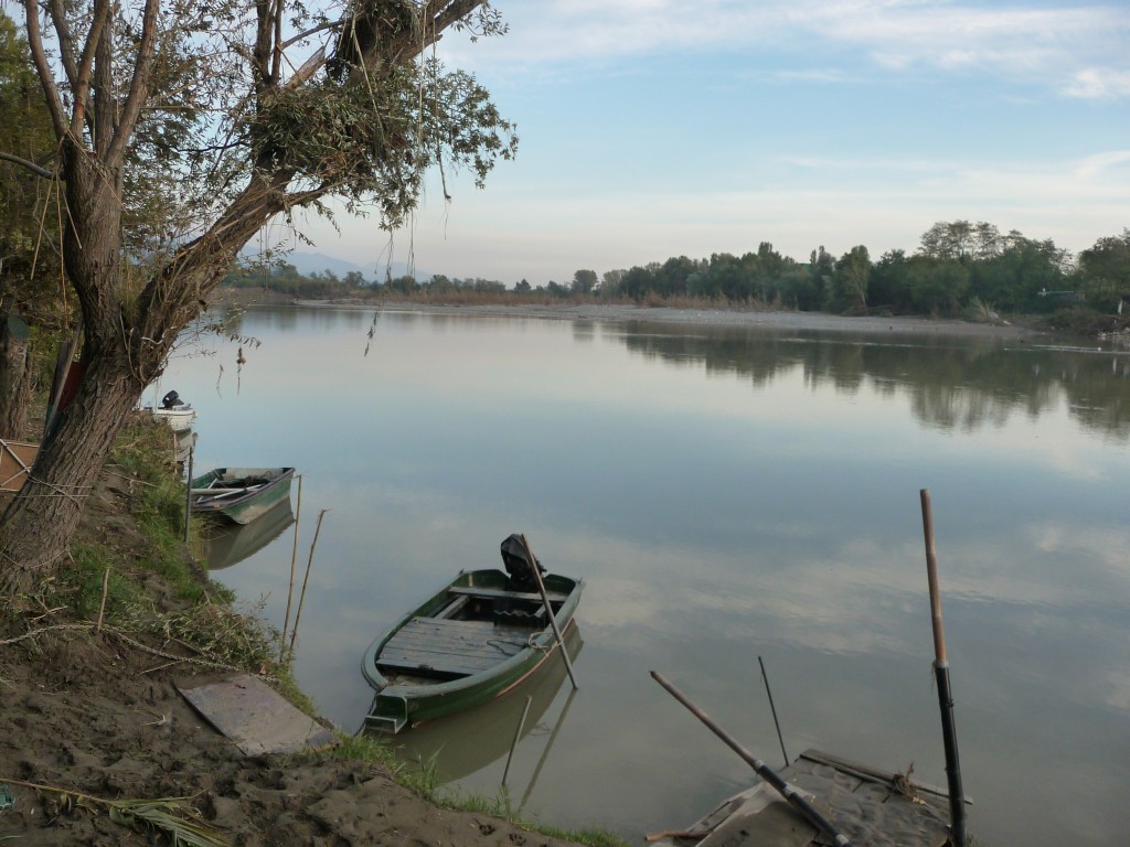 Il fiume a Battifollo, tre giorni dopo il disastro. Sembra un tranquillo lago .....