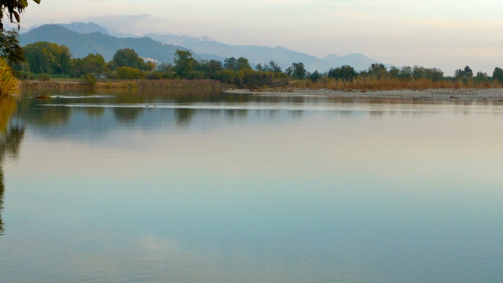 La sezione del fiume in alcuni punti si è notevolmente ristretta per il grande apporto di detriti ghiaiosi, che formano una diga al deflusso dell'acqua