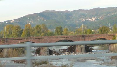 Cataste di legnami sono accumulate contro tre piloni del ponte ferroviario a Romito. E’ una situazione di rischio in caso di nuova piena? Chi deve intervenire?